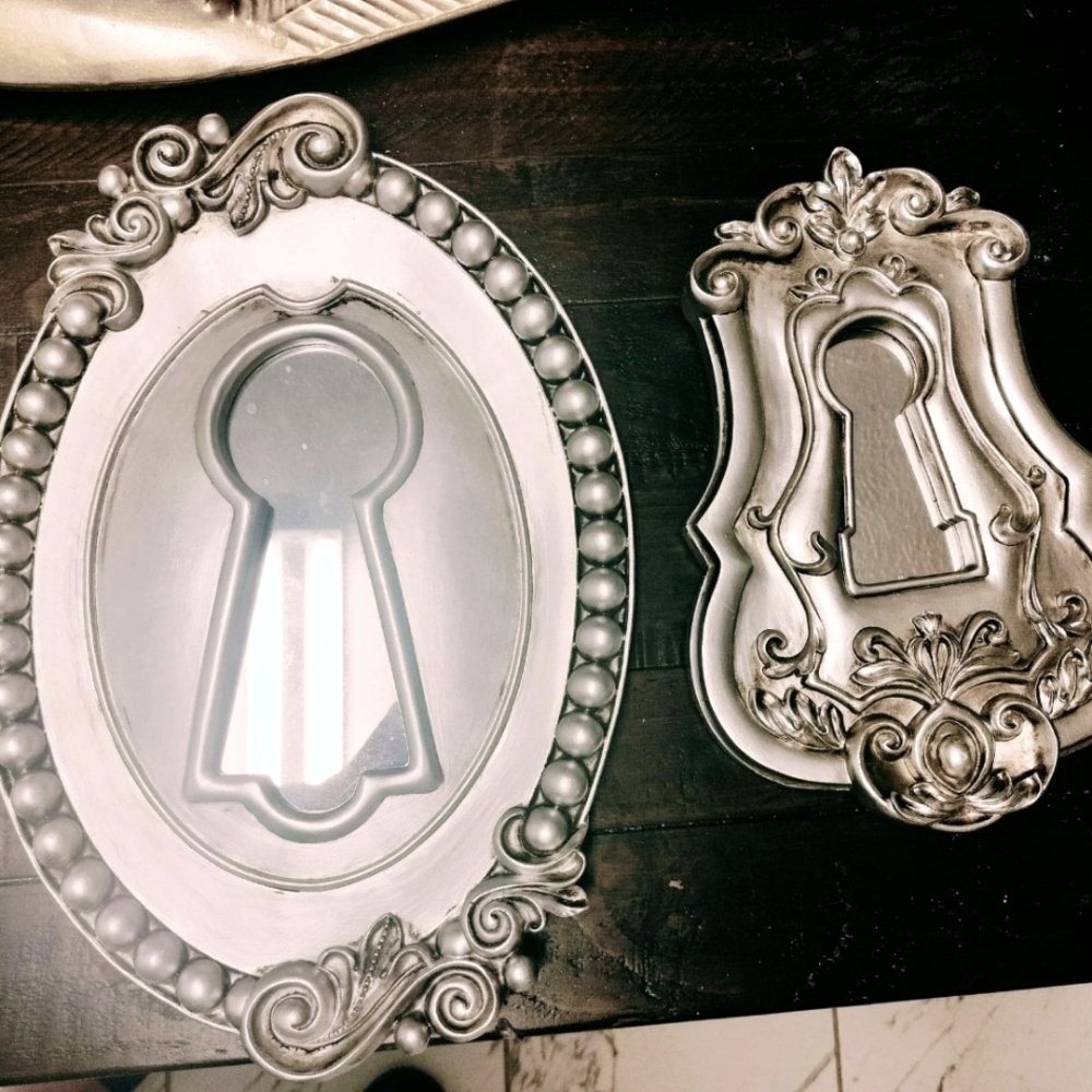 Keyhole mirrors